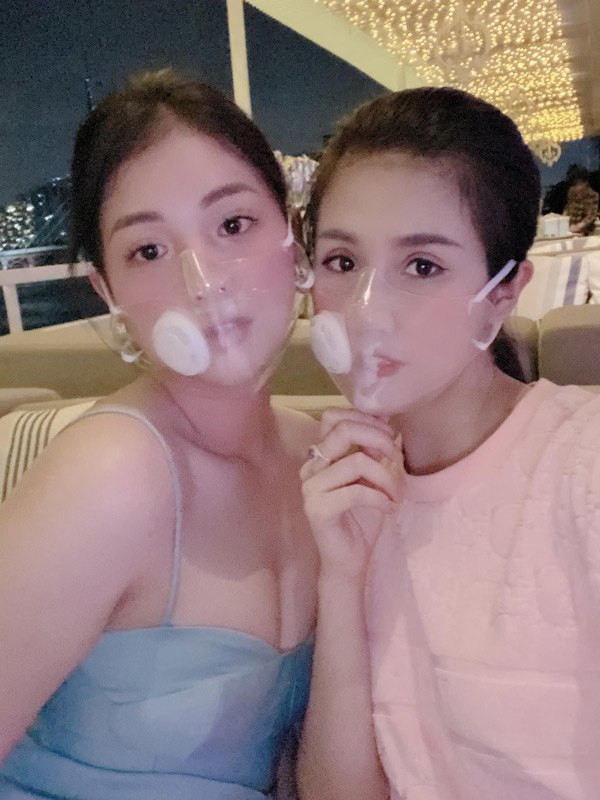 Đặc biệt, các bạn gái hoàn toàn có thể trang điểm khi sử dụng loại khẩu trang này. Tuy nhiên, do là nhựa trong suốt nên nó rất dễ bám hơi nước, gây mờ, kém thẩm mỹ tí chút. 