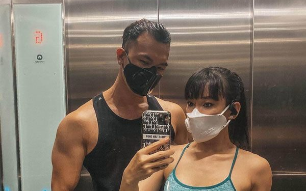 Dịch Covid-19 hoành hành, thời trang nhựa trong suốt lên ngôi, ai cũng nên mua để bảo vệ sức khoẻ Ảnh 2