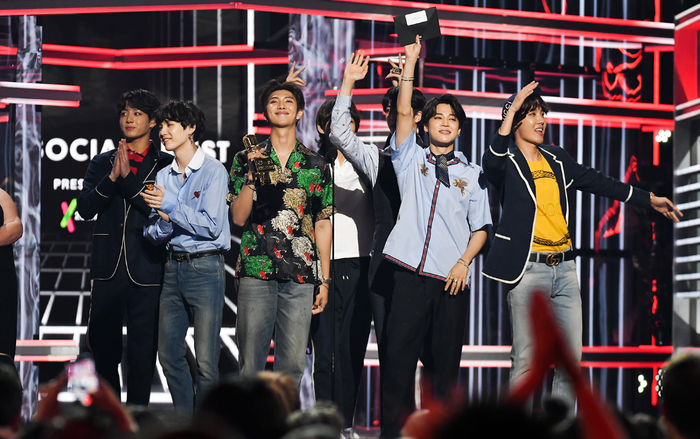 Hát hoàn toàn bằng tiếng Anh, công chúng hoài nghi về khả năng 'on top' Billboard Hot 100 từ single mới của BTS Ảnh 2