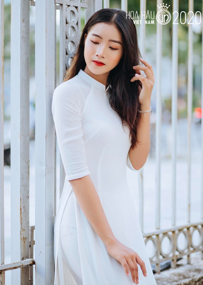 Thí sinh Nguyễn Thị Hường sinh năm 2000 đẹp nền nã trong bộ ảnh với tà áo dài trắng tinh khôi. 