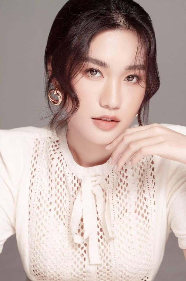 Hải My sở hữu gương mặt thanh thoát cùng với nụ cười gây thương nhớ. Cô gái sinh năm 2001 hiện đang là sinh viên năm 1 lớp chất lượng cao đại học Luật Hà Nội. 