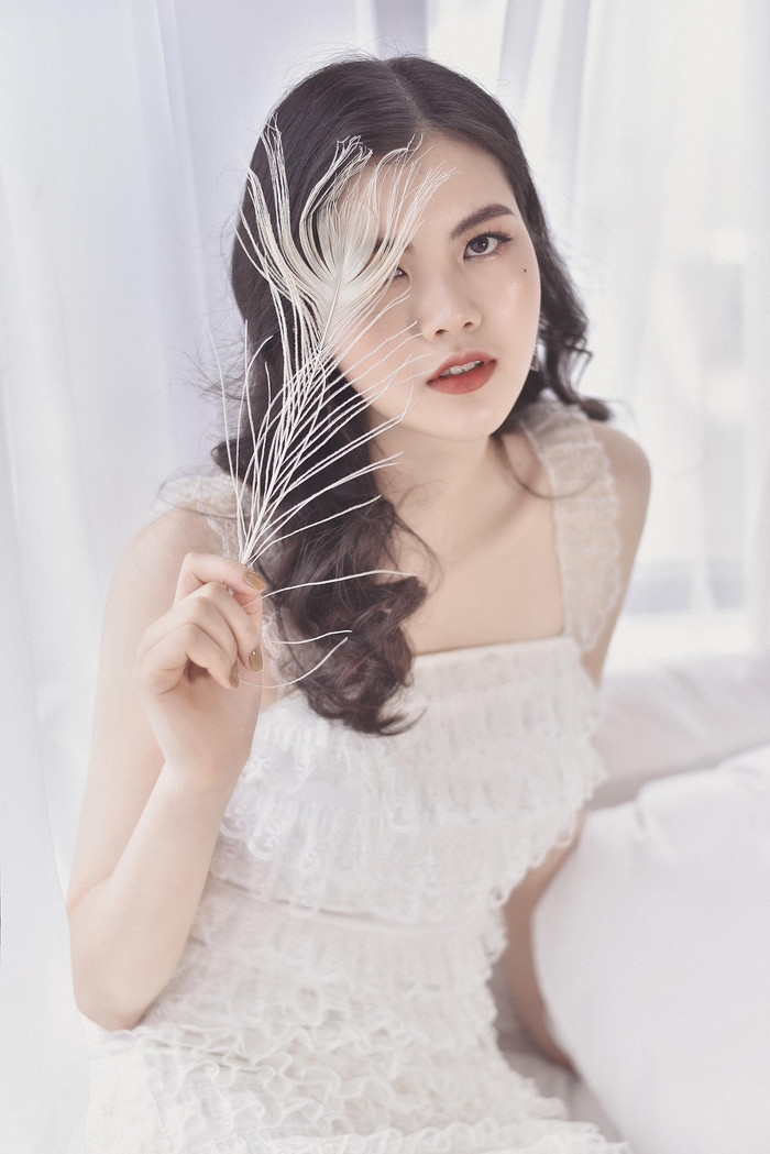 Nguyễn Vân Anh là thí sinh đến từ thủ đô Hà Nội. Cô gái sinh năm 1998 sở hữu làn da trắng nõn nà với gương mặt đẹp rạng ngời.