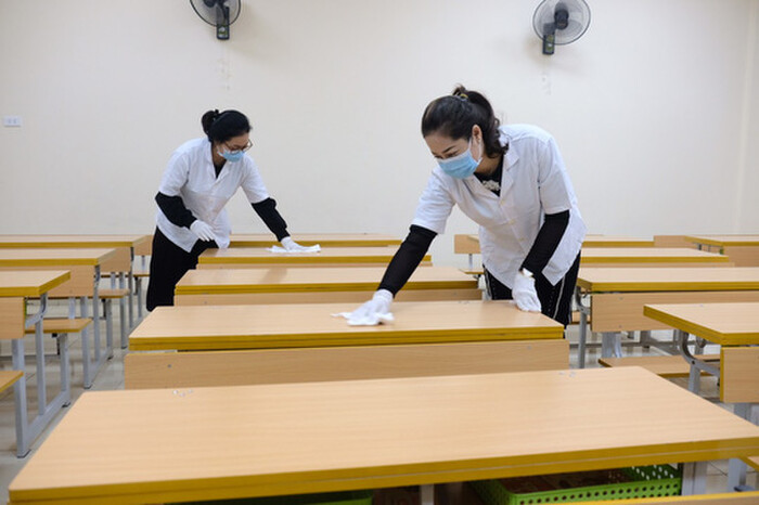 Bên cạnh việc cho học sinh nghỉ học, nhiều trường học trong cả nước tăng cường các biện pháp phòng chống COVID-19. Ảnh minh họa