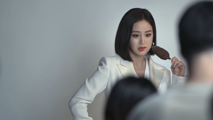 Bà xã Bi Rain trong một shoot chụp hình cho sản phẩm. (Ảnh: 빙그레아이스크림)