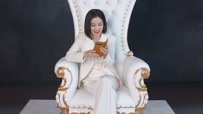 Nhiều người cho biết sẽ tìm mua chiếc ốp lưng giống bà xã Bi Rain đang dùng. (Ảnh: 빙그레아이스크림)