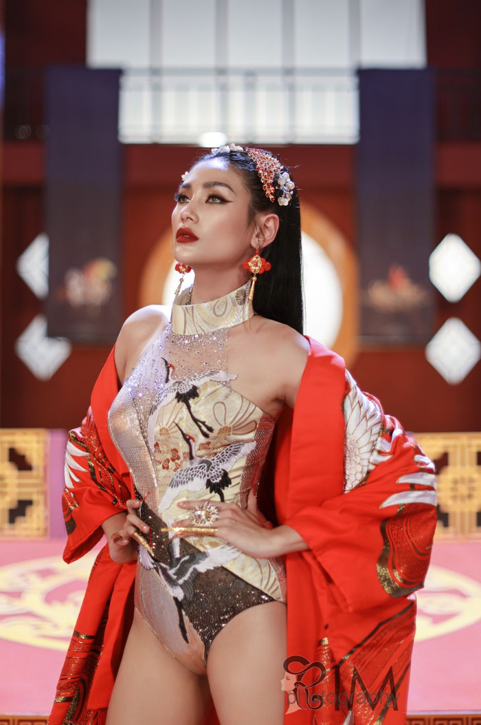 Võ Hoàng Yến hóa 'Phượng Hoàng' quyền lực bước ra từ tiểu thuyết kiếm hiệp cổ trang Ảnh 3