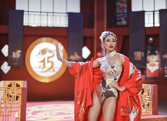 Võ Hoàng Yến hóa 'Phượng Hoàng' quyền lực bước ra từ tiểu thuyết kiếm hiệp cổ trang Ảnh 5