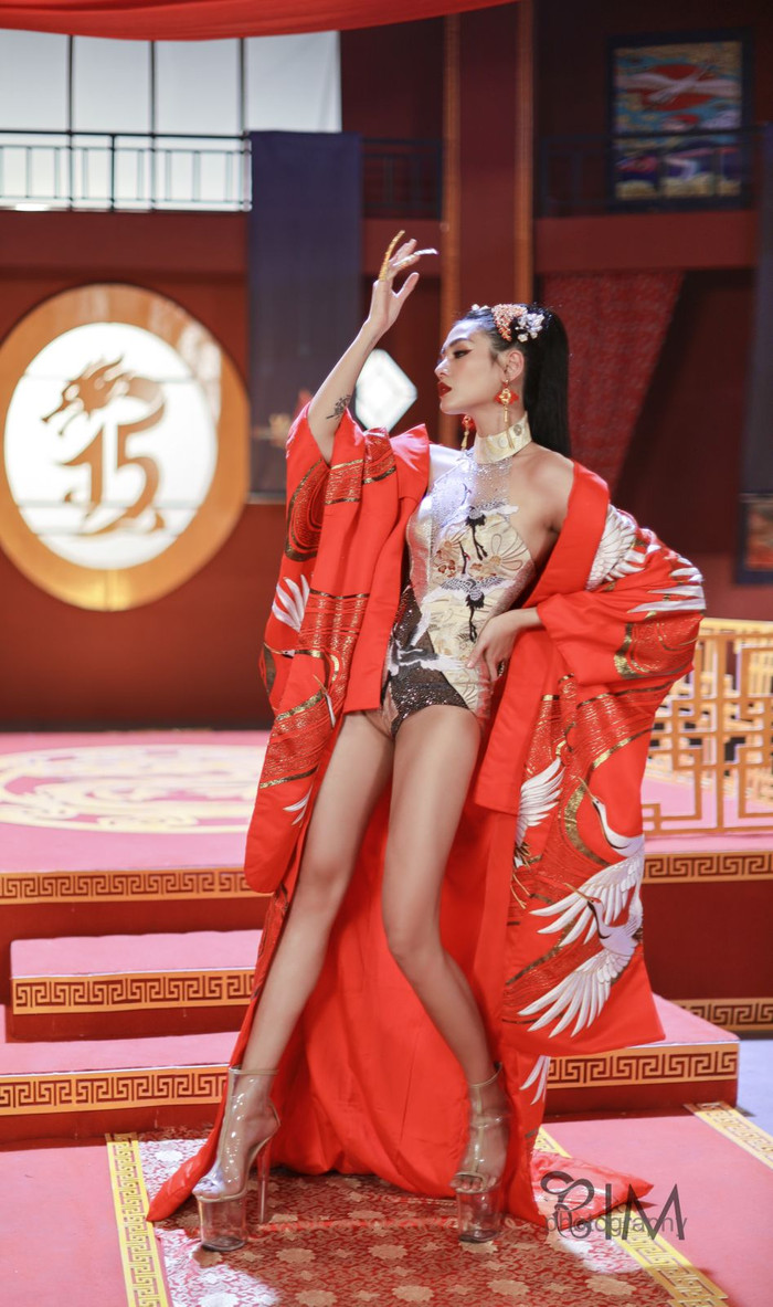 Võ Hoàng Yến hóa 'Phượng Hoàng' quyền lực bước ra từ tiểu thuyết kiếm hiệp cổ trang Ảnh 7