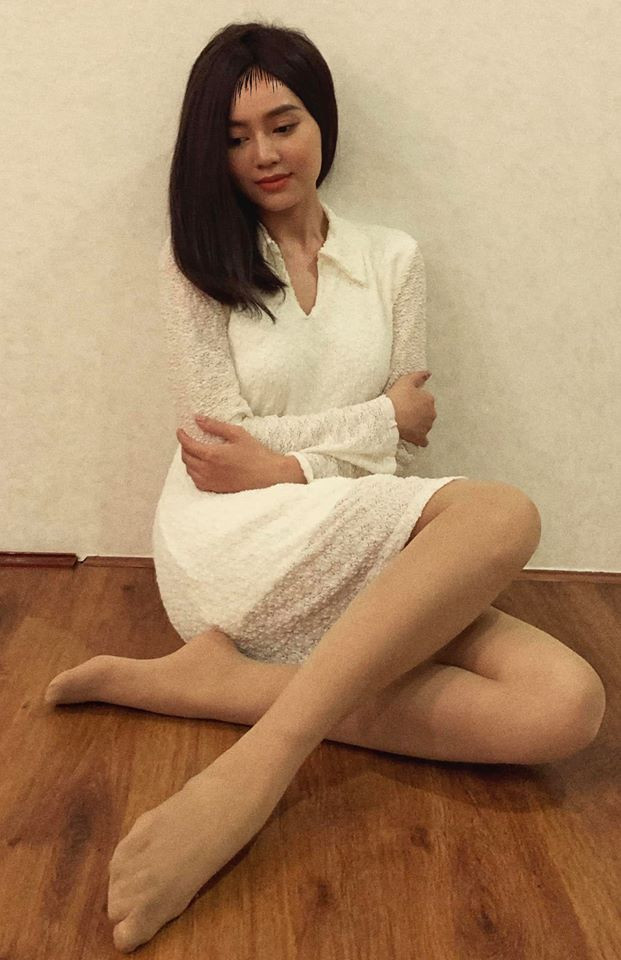 Cũng trang phục, tạo dáng ấy, nhưng với độ lầy lội của bản thân, Ninh Dương Lan Ngọc đã 'vui tay' họa thêm vài sợi tóc lên trán, khiến dân mạng một phen 'cười lả' 