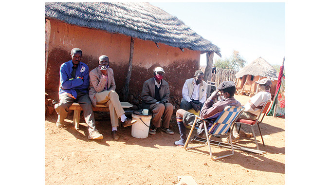 Dân làng chuẩn bị tang lễ cho cụ bà Ncube 