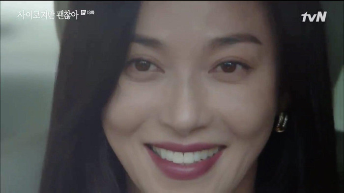 Y tá trưởng xuất hiện với tạo hình y hệt mẹ Moon Young ngày còn trẻ 