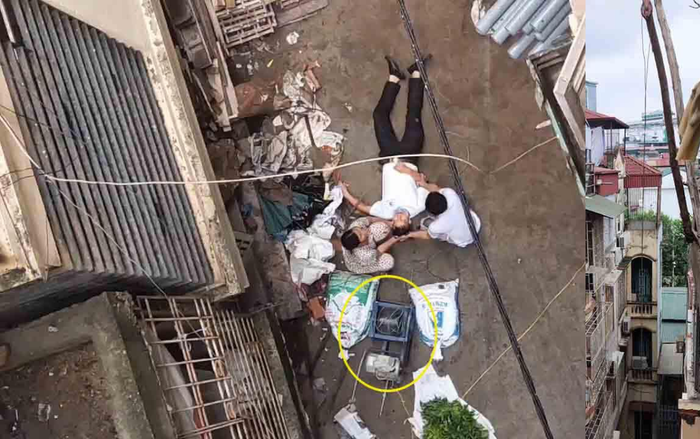 Đang đi trên đường, người đàn ông bất ngờ bị chiếc xe rùa từ tầng 5 rơi trúng nhập viện cấp cứu Ảnh 2