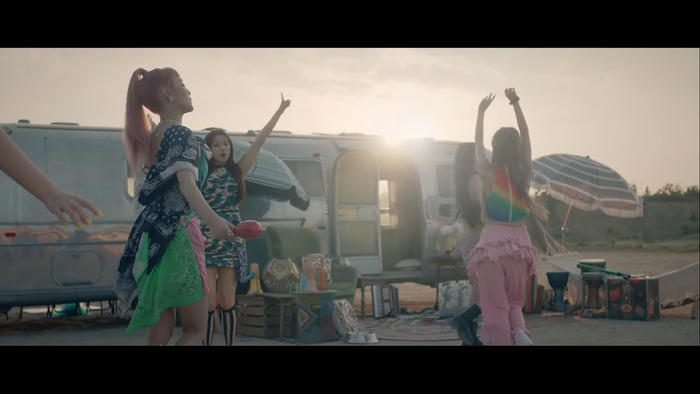 Xem ngay MV 'nóng bỏng tay' DUMDi DUMDi của (G)I-DLE, concept của nhóm nhạc 'tắc kè hoa' chưa bao giờ gây thất vọng Ảnh 8