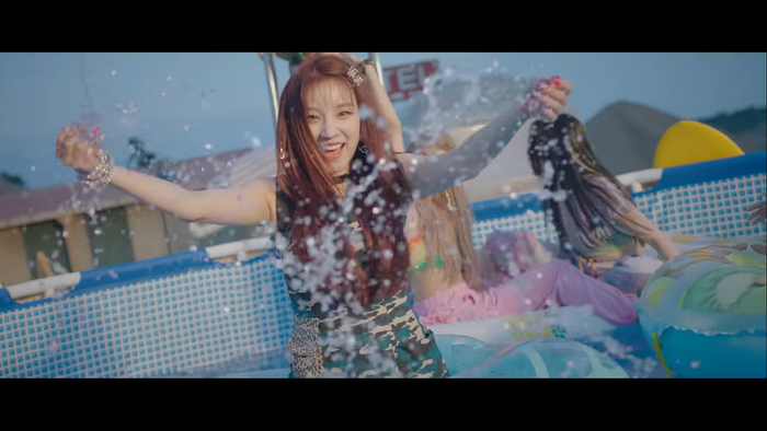 Xem ngay MV 'nóng bỏng tay' DUMDi DUMDi của (G)I-DLE, concept của nhóm nhạc 'tắc kè hoa' chưa bao giờ gây thất vọng Ảnh 10