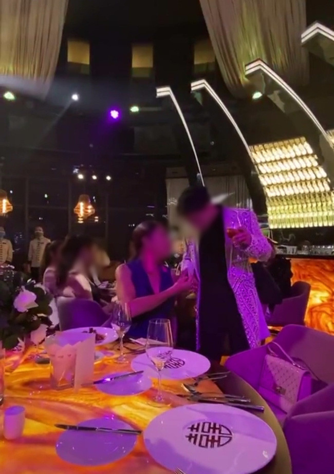 Bữa tiệc khá vắng vẻ