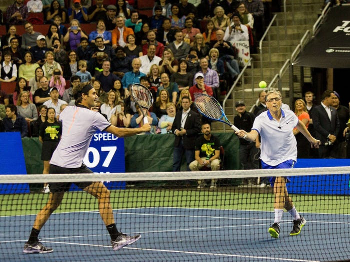 Tennis là môn thể thao ưa thích của Bill Gates. Trong ảnh là cảnh ông chơi tennis cùng tay vợt hàng đầu thế giới Roger Federer. (Ảnh: Suzi Pratt/Getty Images)