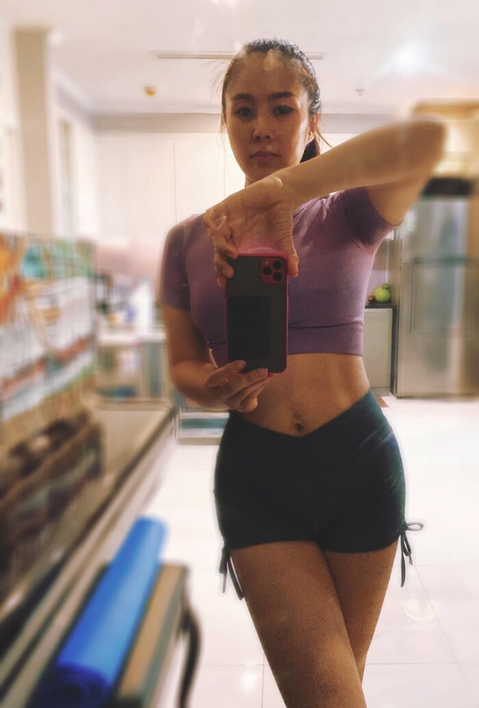 Cách đây không lâu Lê Phương còn tự tin vén áo khoe cơ bụng đáng ngưỡng mộ