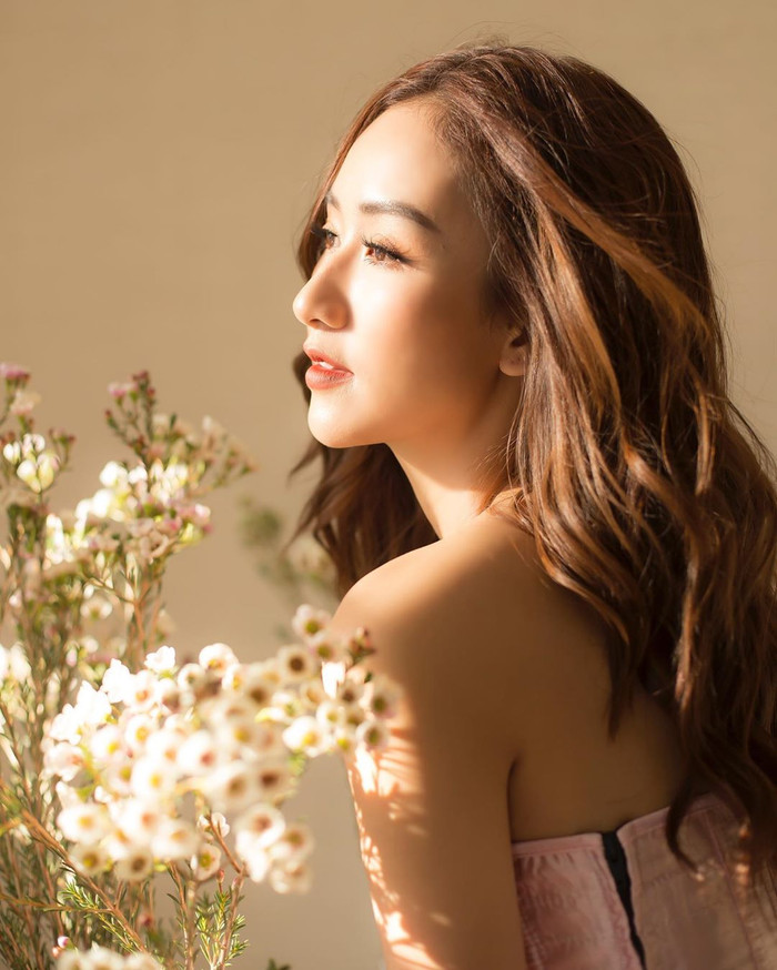 Á hậu Hà Thu khoe góc nghiêng xinh rạng ngời.