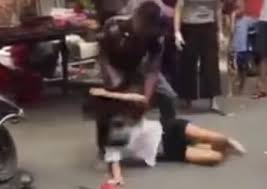 Người đàn ông túm tóc vợ, đánh đập cô ngay giữa nơi đông người.