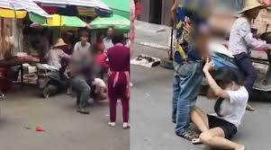 Người đàn ông đánh đập vợ dã man ngay giữa chợ.&nbsp;