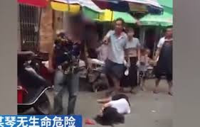 Tới lúc người đàn ông bỏ đi mới có một người đứng ra chỉ trỏ anh ta.&nbsp;