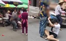 Chồng đánh vợ dã man ngay giữa chợ, người xung quanh chỉ đứng chỉ trỏ và lấy điện thoại ra quay Ảnh 2