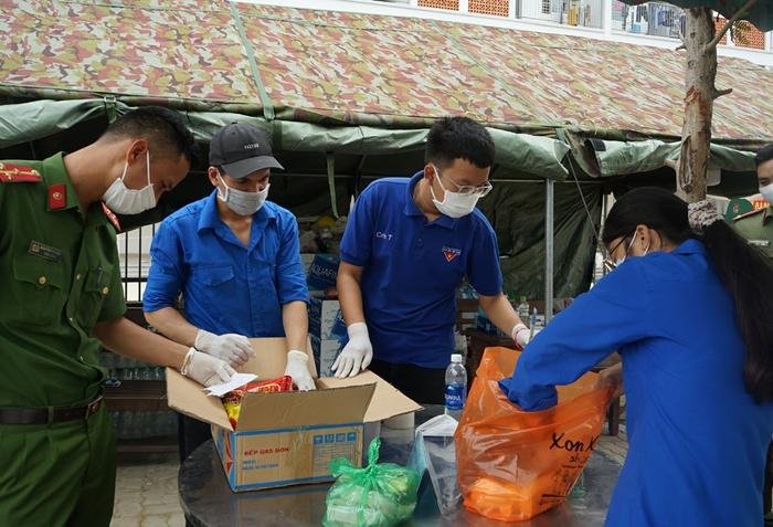 Sinh viên ngành Y thầm lặng trong cuộc chiến chống COVID-19: 'Đến giờ em vẫn giấu bố mẹ đi tình nguyện vì sợ mọi người lo lắng' Ảnh 6