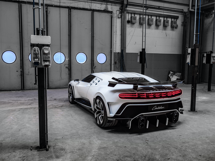 Đuôi xe nổi bật với cánh gió cỡ lớn, khuếch tán gió sau, 4 ống xả hình tròn và dải đèn hậu FullLED. (Ảnh: PaulTan)