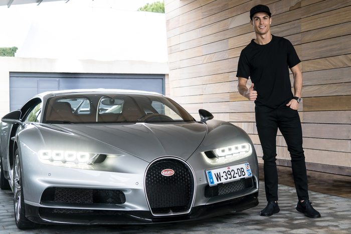 Ronaldo cùng siêu xe Bugatti Chiron giá 2,9 triệu USD. (Ảnh: Ronaldo's Instagram)