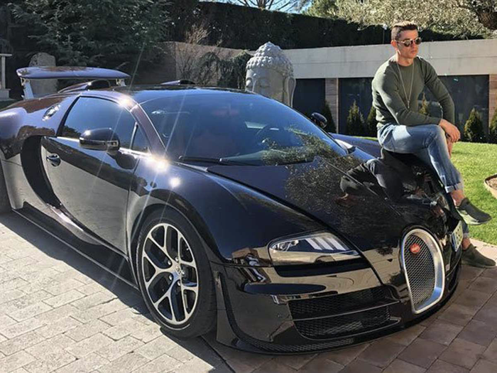 Và đây là Bugatti Veyron Grand Sport Vitesse có giá 2,2 triệu USD. (Ảnh: Ronaldo's Instagram)
