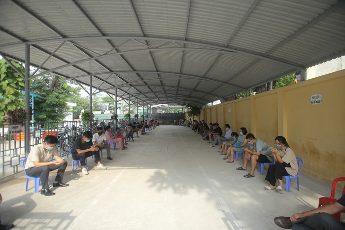 Hình ảnh người dân Hà Nội giữ khoảng cảnh an toàn chờ làm thủ tục xét nghiệm.