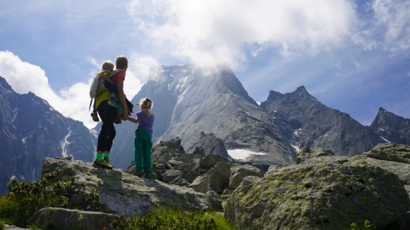 Gia đình hạnh phúc của Leo.