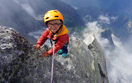 Bé trai 3 tuổi chinh phục đỉnh núi hơn 3300m Ảnh 2