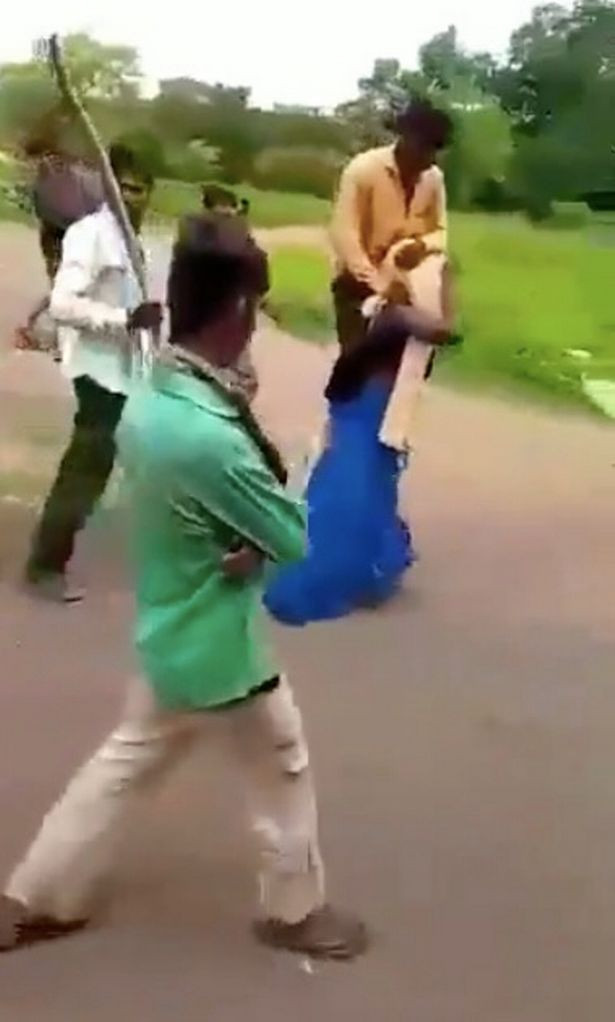 Bị nghi ngoại tình, người phụ nữ phải cõng chồng trên vai đi khắp làng Ảnh 1