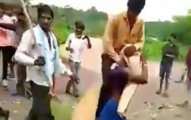 Bị nghi ngoại tình, người phụ nữ phải cõng chồng trên vai đi khắp làng Ảnh 2