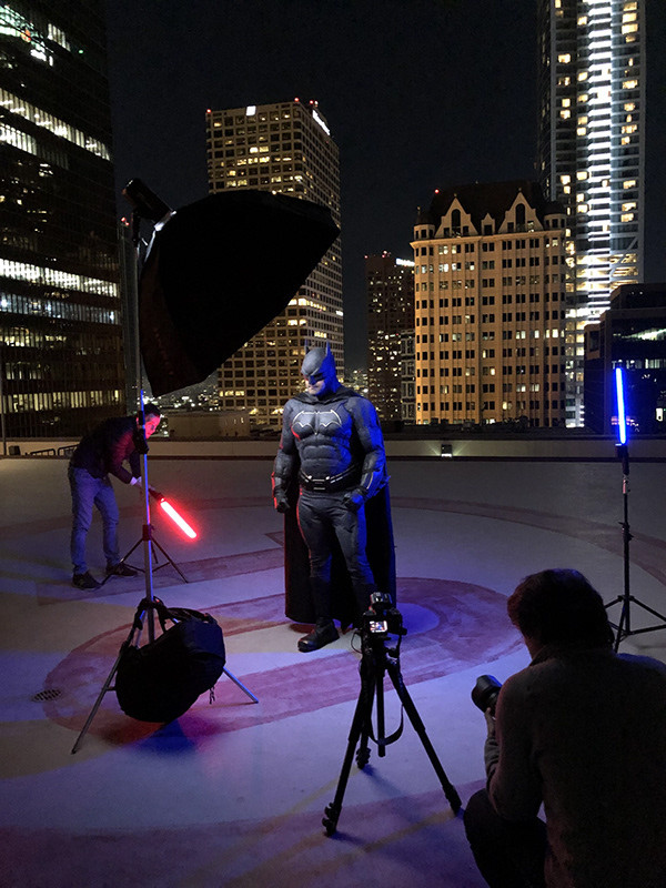 Ilya Nodia đã phải sử dụng đèn ngoại cảnh GODOX AD600 cùng đèn LED Youngnuo YN360 làm nguồn sáng, giúp phản xạ màu sắc tốt hơn.