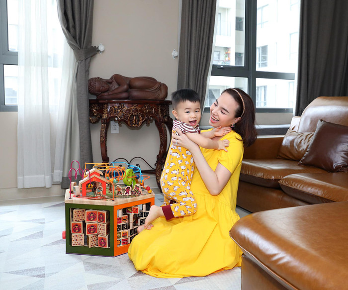 Vì vẫn đang trong những ngày hậu sản ở bệnh viện chưa được về nhà nên những tâm sự của Đinh Ngọc Diệp đã nhanh chóng nhận được rất nhiều sự đồng cảm từ các mẹ bỉm sữa