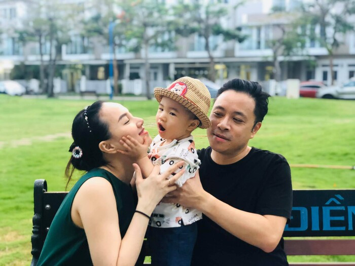 Nhiều người hâm mộ đang mong đợi vợ chồng đạo diễn Victor Vũ sẽ sớm tiết lộ hình ảnh con trai thứ hai cũng như khoảnh khắc gia đình 4 người hội tụ đầy đủ.