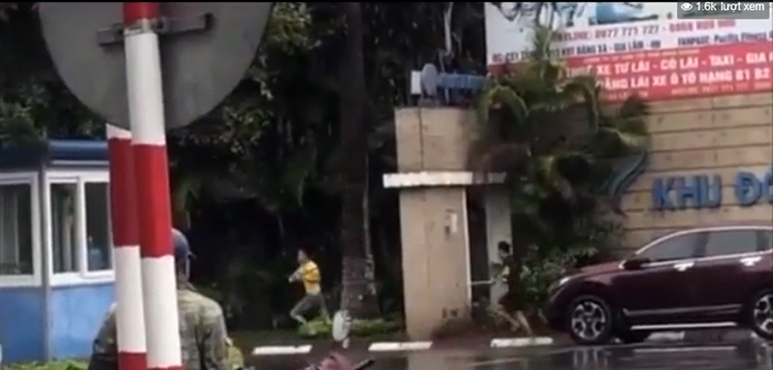 Sau khi mâu thuẫn không được hóa giải, các tài xế đuổi đánh nhau trên đường.