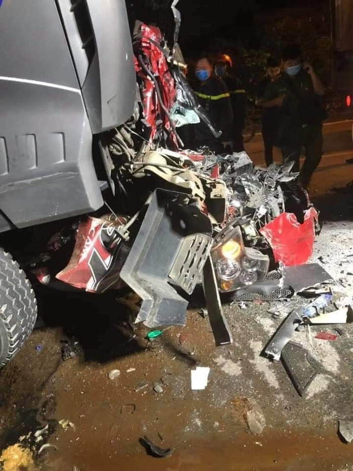 Xe ô tô bị biến dạng nghiêm trọng sau vụ tai nạn.