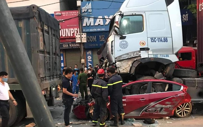 Dừng đèn đỏ, ô tô con bị xe container chèn qua khiến 3 người tử vong, 1 người nhập viện cấp cứu Ảnh 2
