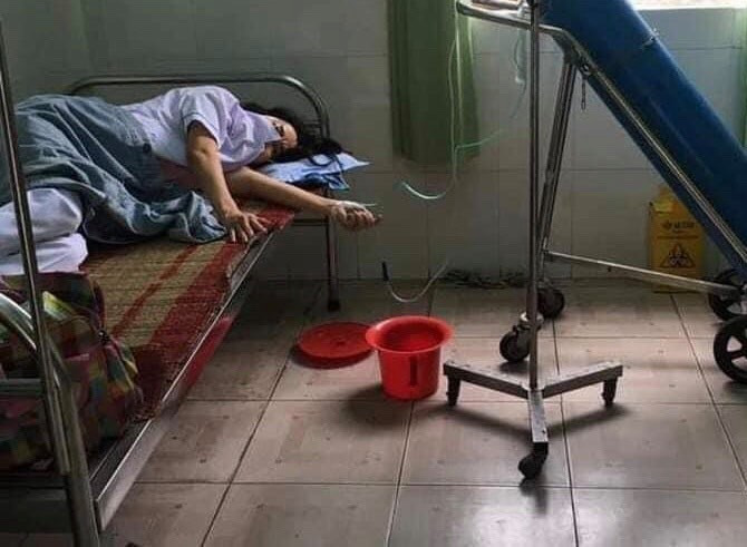 Chị Đặng Thị Thu Hà được thở oxy sau khi ngất xỉu.