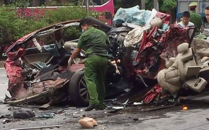 Hiện trường ám ảnh vụ container 'nuốt chửng' xe 4 chỗ khiến 3 thanh niên tử vong thương tâm, 1 cô gái nhập viện Ảnh 2