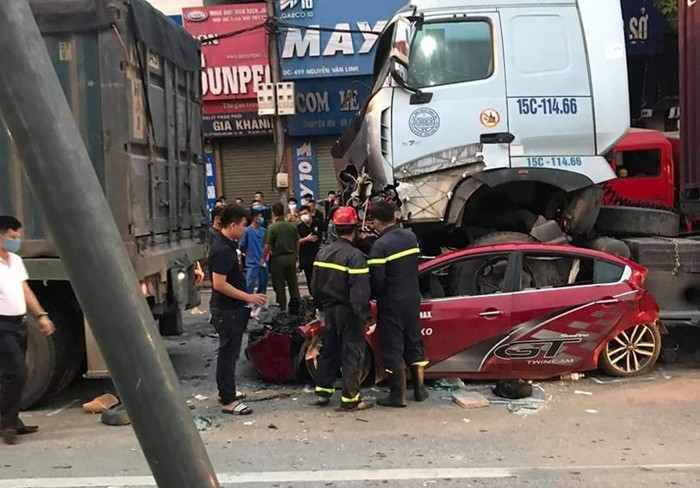 Lực lượng cứu hộ cứu nạn, lực lượng công an đã có mặt ngay sau khi vụ tai nạn xảy ra tiến hành đưa các nạn nhân mắc kẹt trong xe ra ngoài.