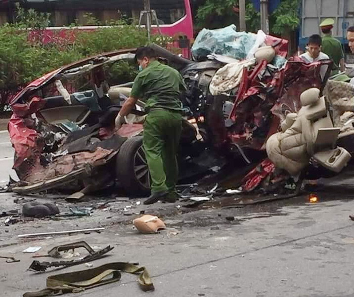 Hậu quả: 3 người trên xe ô tô: anh Pháp, anh Hoàng, anh Dương tử vong tại chỗ, chị Nga bắn ra ngoài và sau đó được đưa đi cấp cứu tại bệnh viện. 