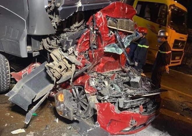 Chiếc xe ô tô 4 chỗ bị nát vụn, biến dạng hoàn toàn.