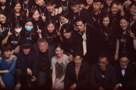 Chỉ nhìn nhau cười, Dịch Dương Thiên Tỉ và Tỉnh Bách Nhiên nắm tay nhau lên hot search Ảnh 23