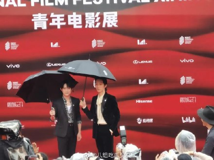 Chỉ nhìn nhau cười, Dịch Dương Thiên Tỉ và Tỉnh Bách Nhiên nắm tay nhau lên hot search Ảnh 19