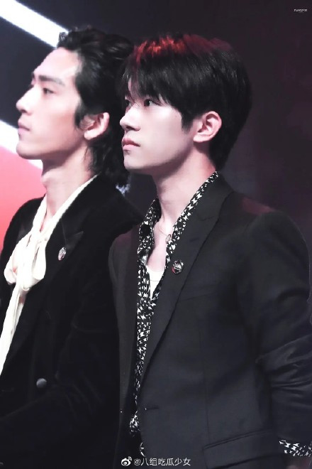 Chỉ nhìn nhau cười, Dịch Dương Thiên Tỉ và Tỉnh Bách Nhiên nắm tay nhau lên hot search Ảnh 24