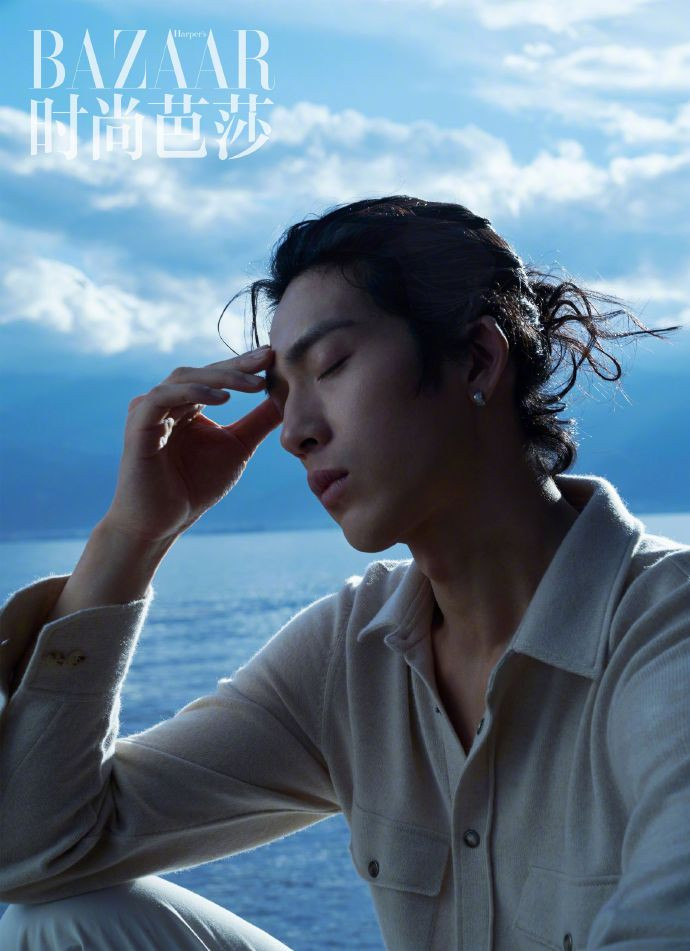 Chỉ nhìn nhau cười, Dịch Dương Thiên Tỉ và Tỉnh Bách Nhiên nắm tay nhau lên hot search Ảnh 3